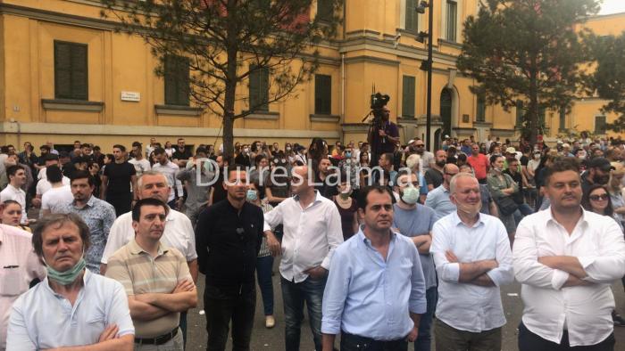 Protesta për shembjen e Teatrit Kombëtar, të pranishëm edhe drejtues të lartë të PD Durrës