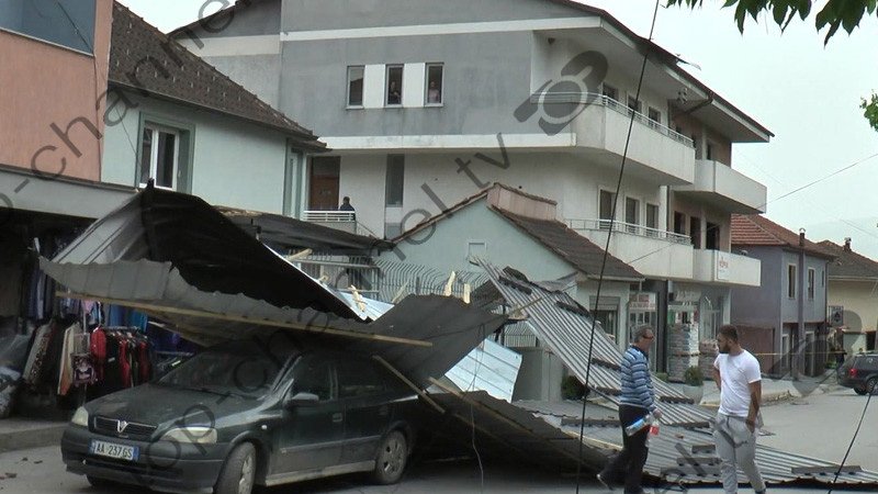 Shkatërrohen çatitë e shtëpive, dëmtohen disa makina dhe thyhen pemët nga stuhia në Dibër