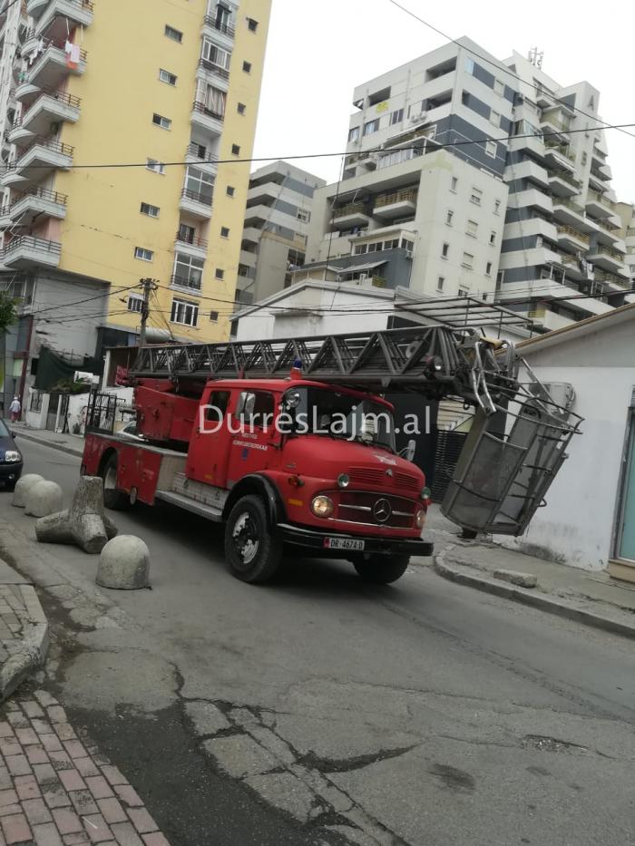 Momenti i operacionit për shpëtimin e gruas së moshuar në Durrës (VIDEO+FOTO)