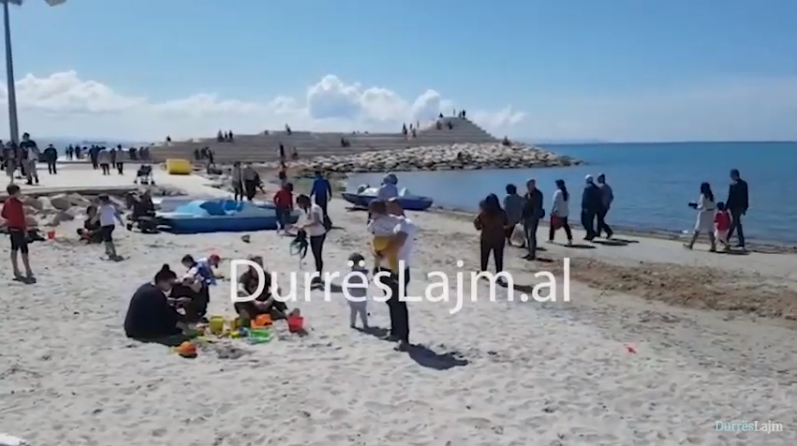 Pas pensionistëve, radha e prindërve e fëmijëve. Shëtitores së Durrësit i rikthehet gjallëria e dikurshme (VIDEO)