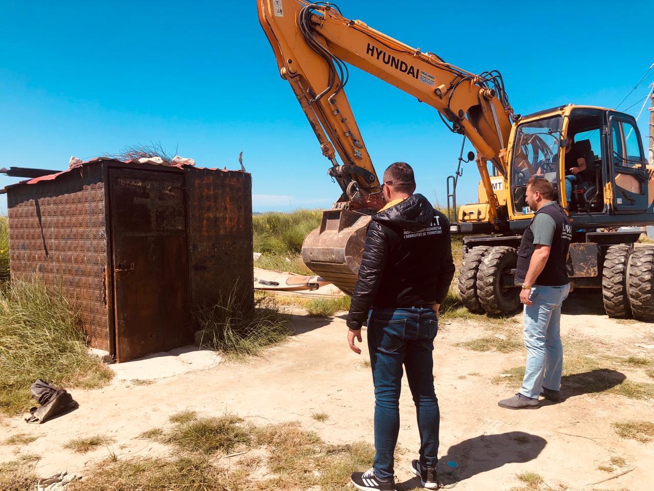 Prishen 14 objekte në lumin Erzen