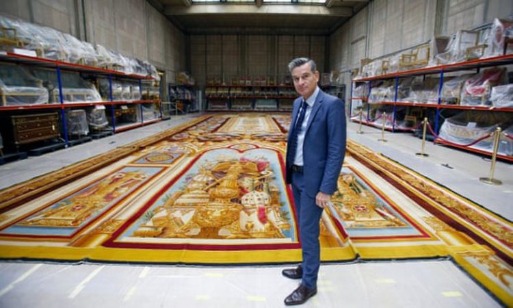 Franca do të shesë orendi antike për të financuar spitalet