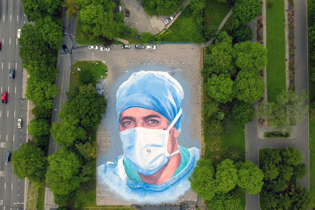 Artisti pikturon portretin 20.000 m² të mjekut që vdiq nga koronavirusi