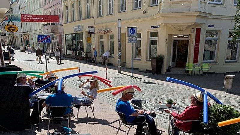 Shpikja e gjermanëve për të ruajtur distancën në kafene (FOTO)