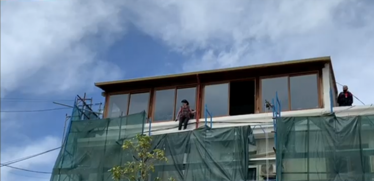 Do t’i prishet shtesa pa leje, gruaja kërcënon me hedhje nga pallati