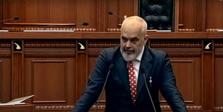 Rama lexon mesazhin e demokratit: Te çadra populli nuk erdhi, në Astir na ngeli libri i çunit të Fahriut, tani Luli e paska syrin…