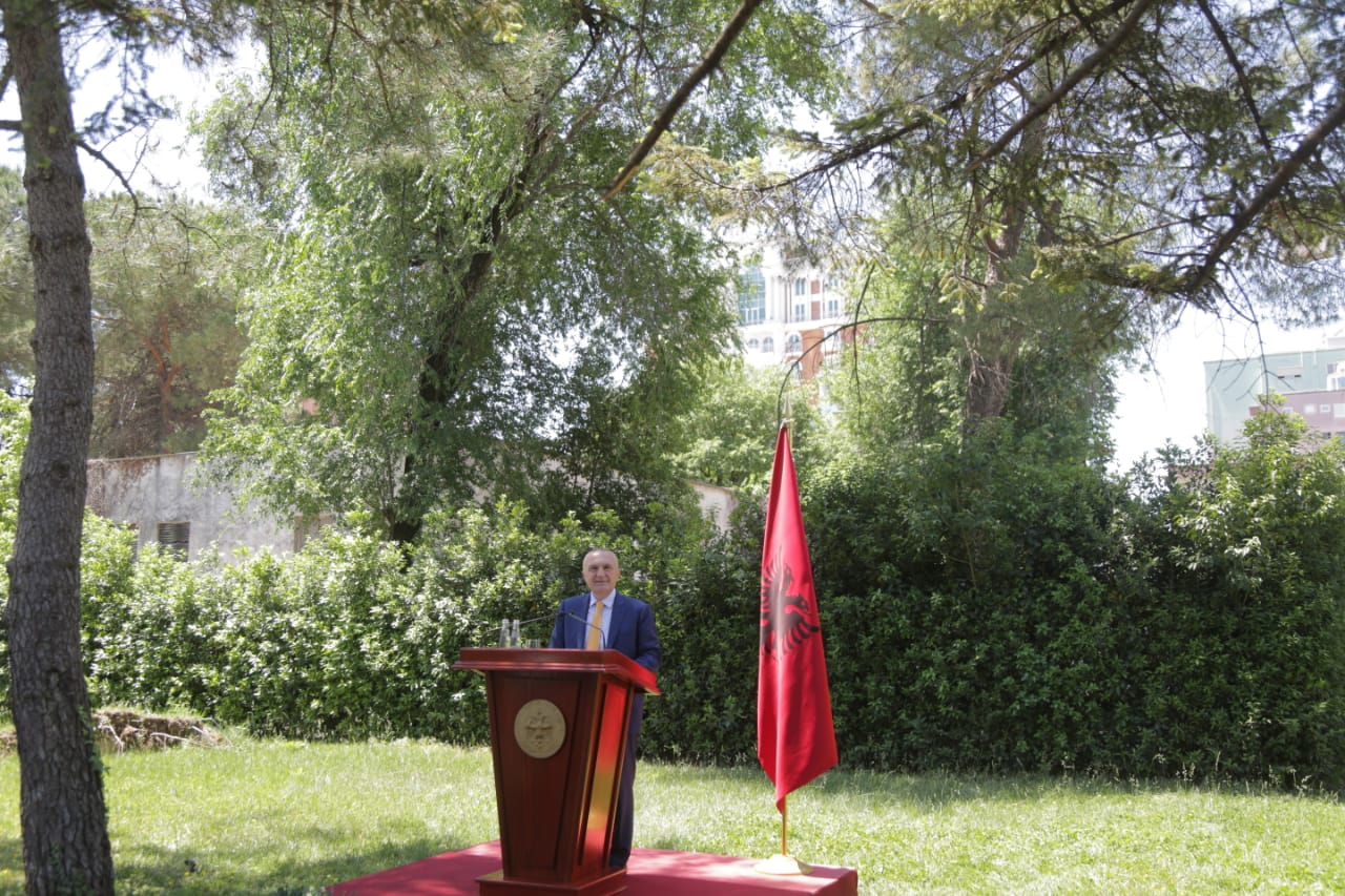 Meta del sot në konferencë shtypi