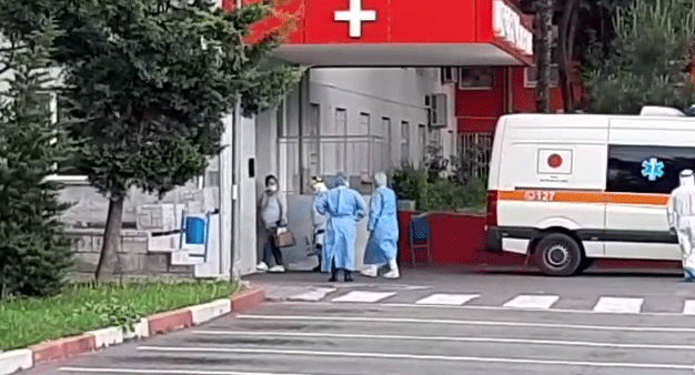 Përkeqësohet situata tek Infektivi, 1 pacient i intubuar, 4 në terapi intensive