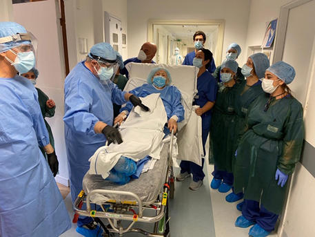 98-vjeçarja shërohet nga koronavirusi dhe kthehet në shtëpi: Më çoni te një parukiere