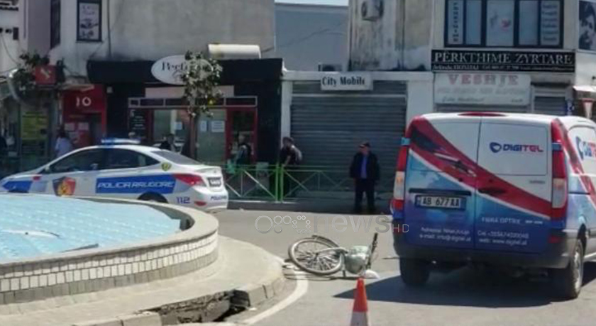 Dy punëtorë bien në kontakt me rrymën elektrike, vdes njëri. Aksidentohet edhe një qytetar nga automjeti që po  i çonte në spital