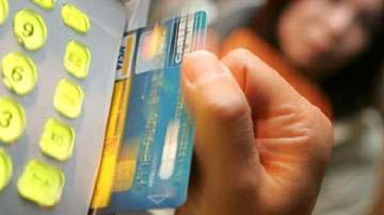 Zbulohet grupi i Durrësit që klononin karta bankare, si përfituan 84  mijë euro dy gra dhe një burrë