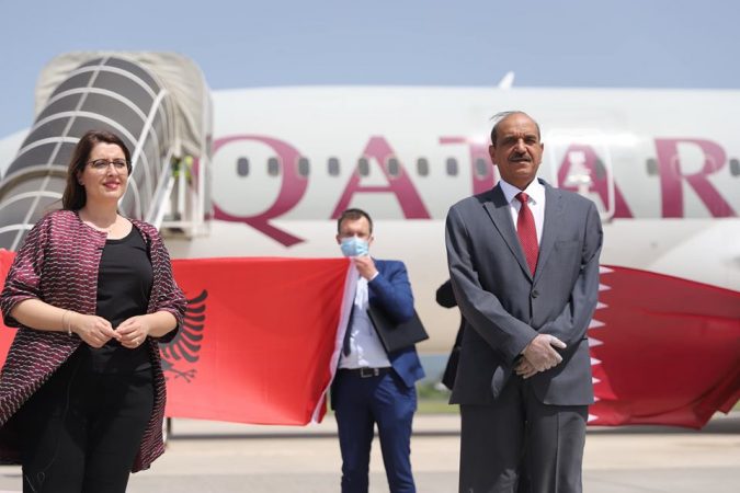 Maska e veshje speciale, Katari sjell në Shqipëri 10 tonë pajisje mbrojtëse për të luftuar koronavirusin