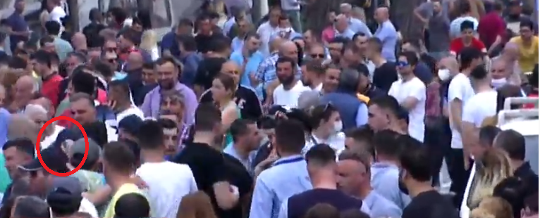 Hidhen shashka në protestë, një person e largojnë duke i mbuluar fytyrën