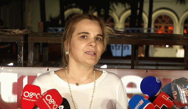 Pasi mori gjobë dhe iu hoq patenta nga Policia, Monika Kryemadhi nuk tërhiqet. U bashkohet sërish artistëve