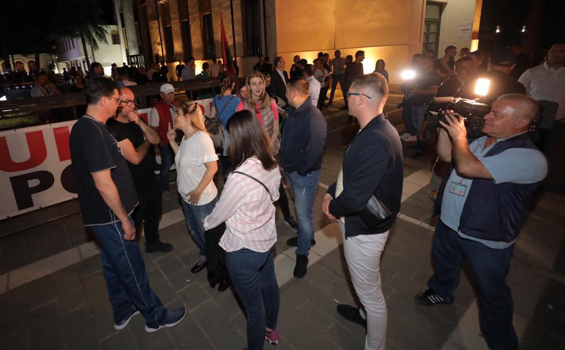 Kryemadhi kaloi natën në protestë në mbrojtje të Teatrit: Tentuan të ndërhynin, por s’do lejojmë asnjë skuth të prekë godinën