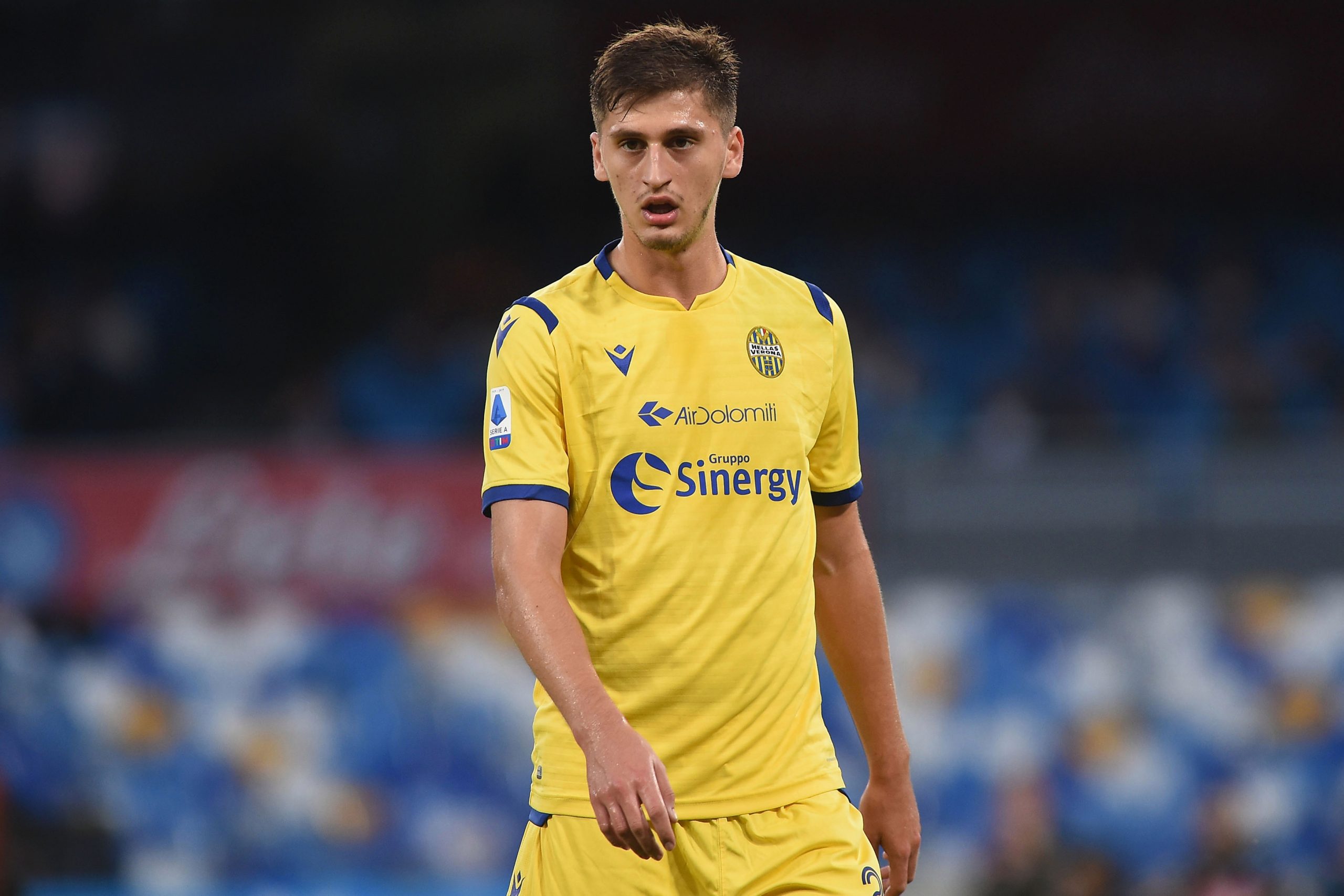 Kumbulla idhull për tifozët e Veronës, bën pjesë në formacionin më të mirë të historisë!