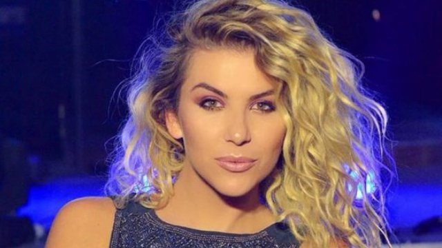 Olta Boka në pritje të ëmbël me djalin e ish-deputetit, partnerin e saj prej disa vitesh