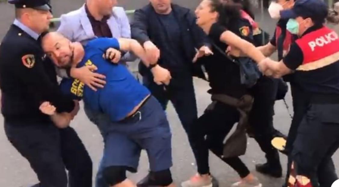 Situatë e tensionuar përpara Teatrit Kombëtar, artistët përplasen me policinë. Prangoset gazetari i njohur