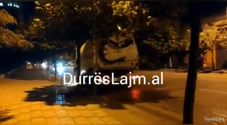 Si dezinfektohen rrugët e Durrësit gjatë natës (VIDEO)