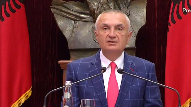 Presidenti Meta dekreton shpalljen e 3 ligjeve