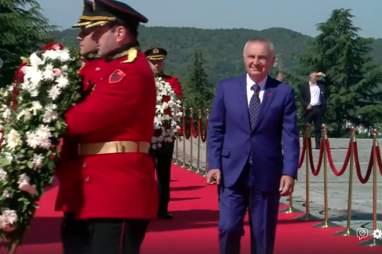 Meta mesazh shqiptarëve në ditën e Dëshmorëve: Të mos bëhemi mendjelehtë dhe të na marrin lirinë