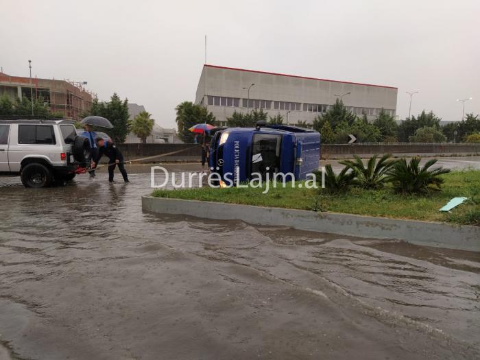 Moti i keq shkakton aksident në Durrës, përmbyset makina e Policisë Bashkiake Shijak