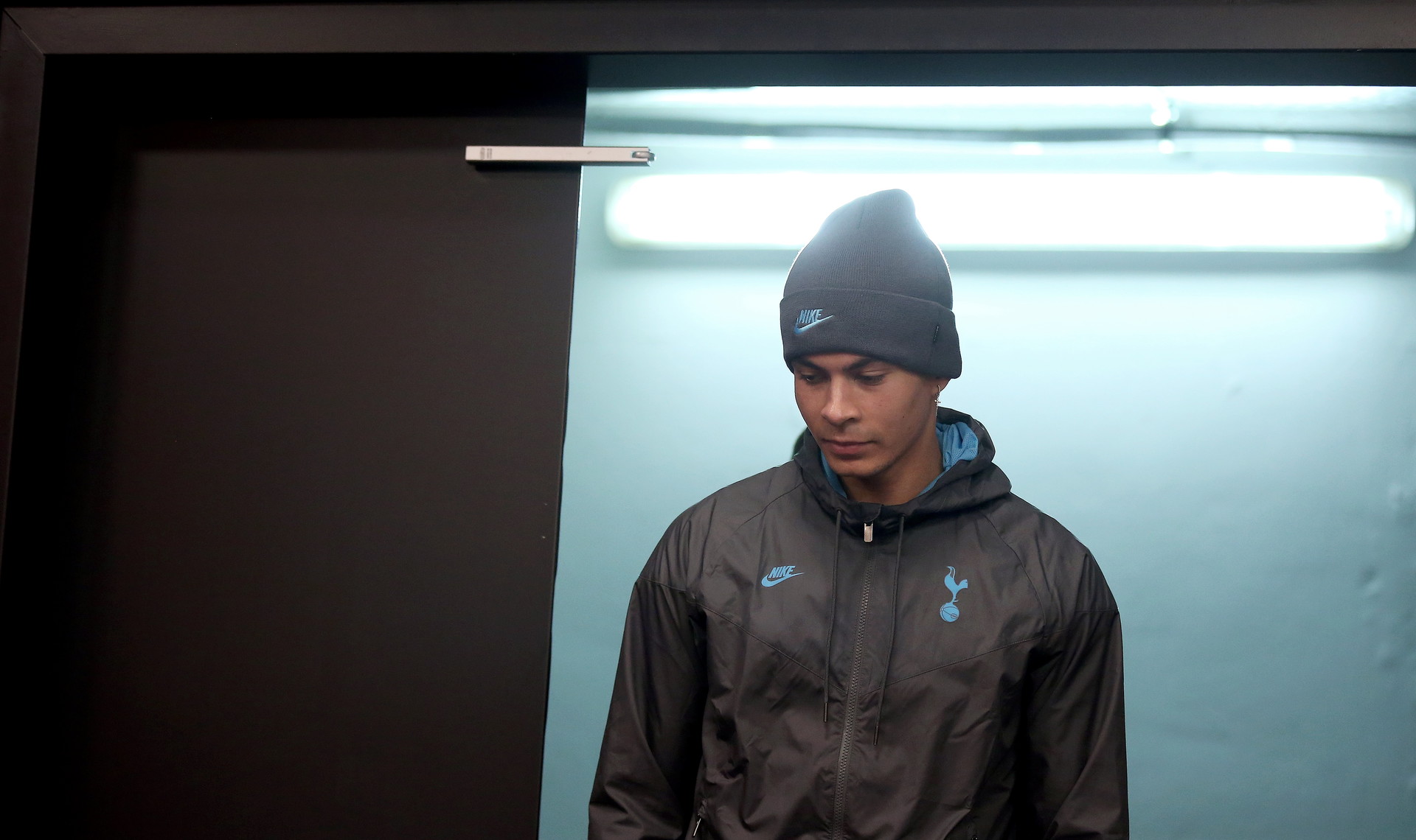 Momente frike për mesfushorin e Tottenhamit, njerëz të armatosur i grabisin vilën