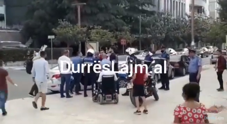 VIDEOLAJM/ Momenti i shoqërimit i organizatorëve të protestës në Durrës