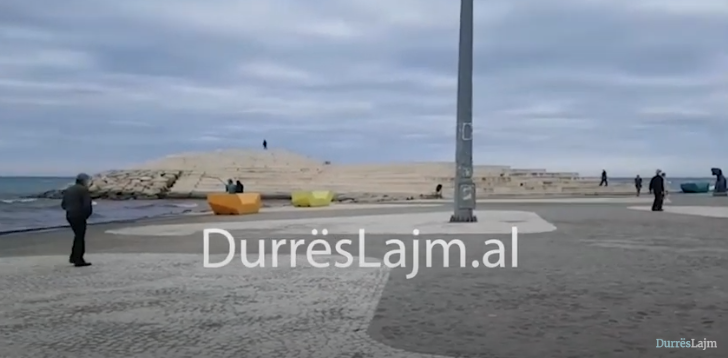 Prisnin fundjavën për liridalje, moti i keq iu prish planet pensionistëve në Durrës (VIDEO)