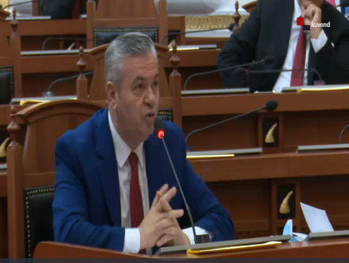 Murrizi shigjeton politikën: Flisni me kode, Kushtetutën e keni bërë shoshë