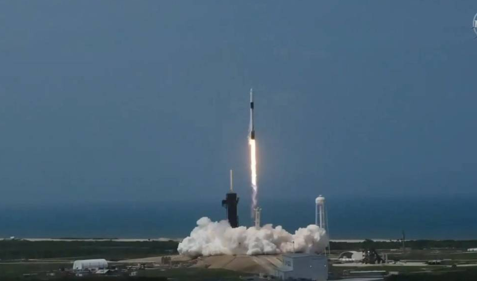 Astronautët e NASA-s hyjnë në histori me lëshimin e SpaceX drejt stacionit hapësinor