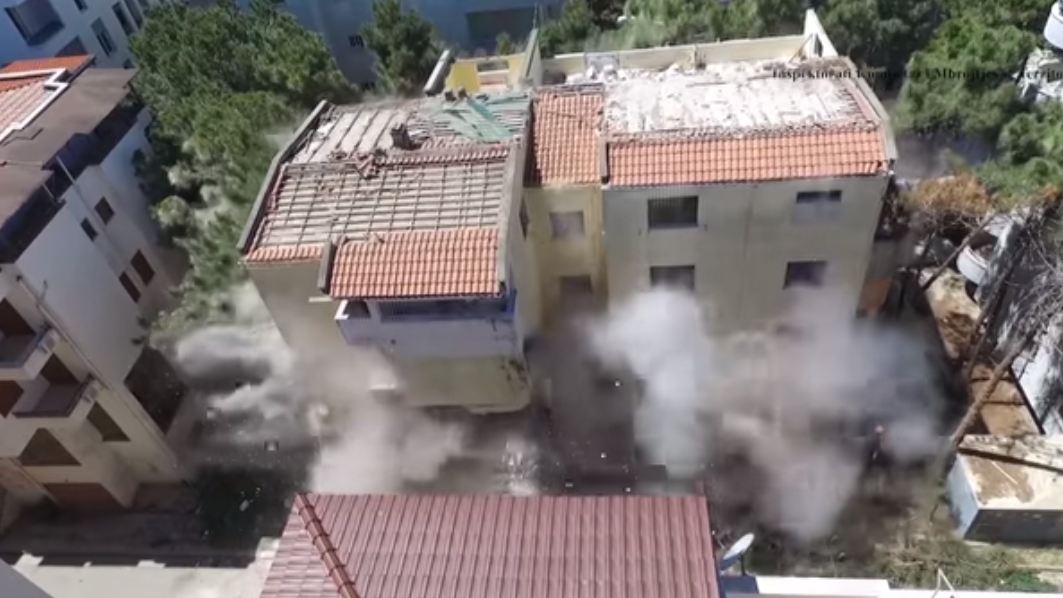 VIDEO/ Momenti i shembjes së pallatit te Shkëmbi i Kavajës, u dëmtua rëndë nga tërmeti