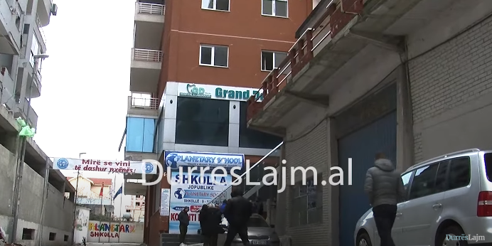 Banorët kishin protestuar më herët, ky është pallati shumëkatësh që do shembet në Durrës