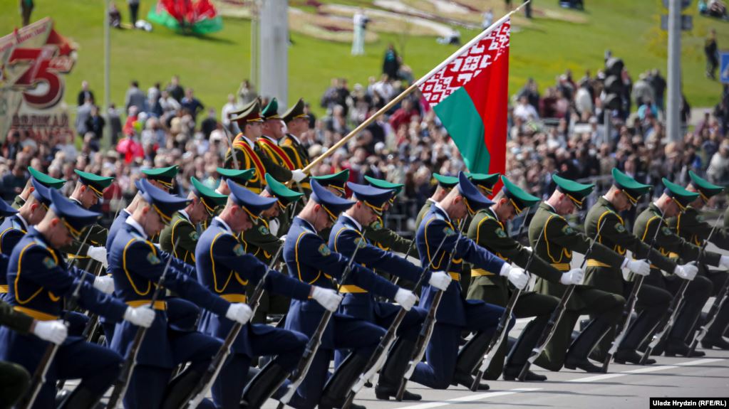 Bjellorusia  injoron koronavirusin, mban paradë ushtarake