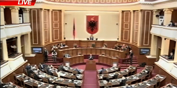 Deputeti i opozitës kërkon 1 minutë heshtje për shembjen e Teatrit, Ruçi: Ulu aty, ulu!