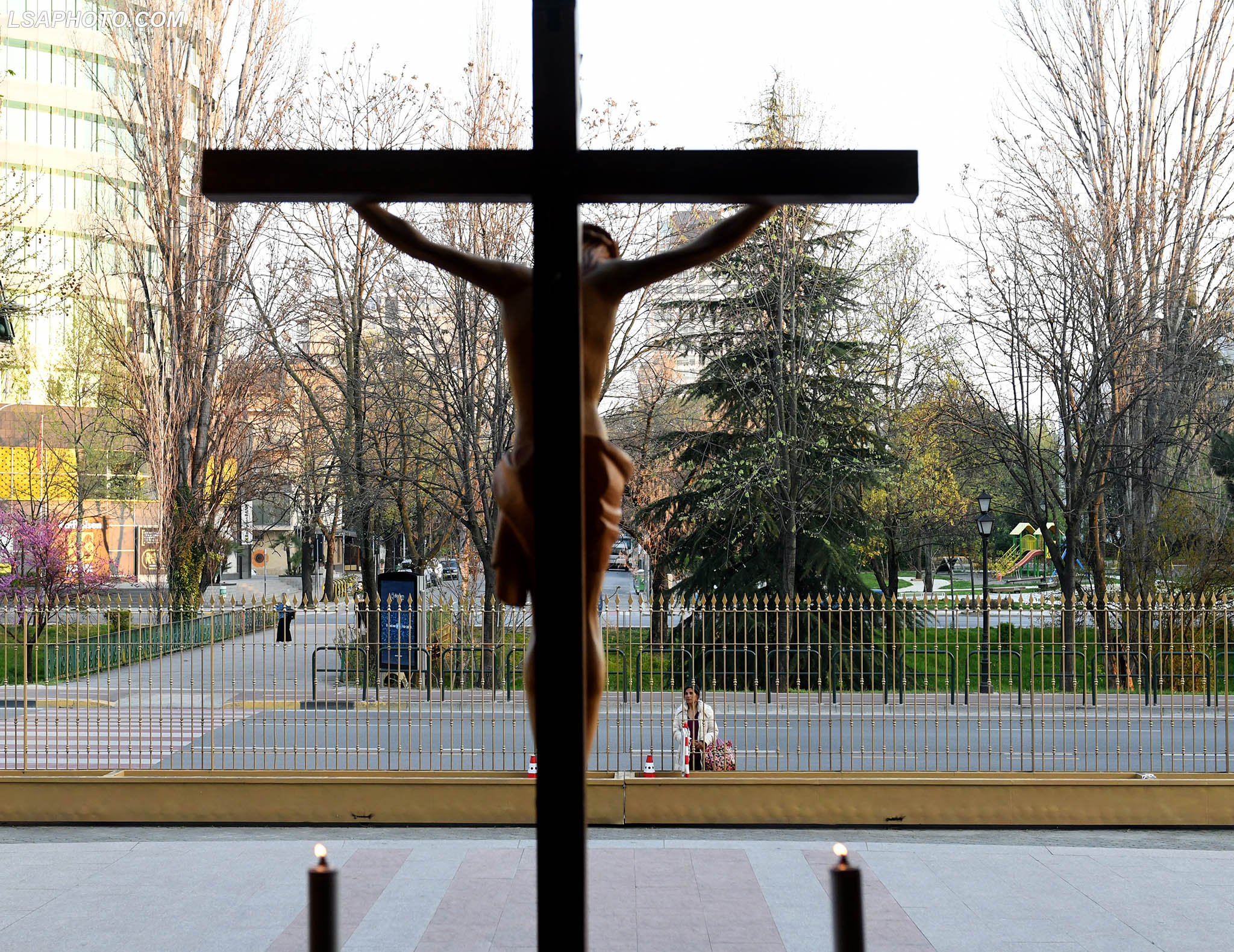 Këmbanat e kishës shoqërojnë fjalën e Kryemadhit: E pastroftë shpirtin e trazuar të Edi Ramës