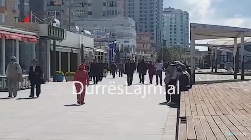 Pensionistët durrsakë i gëzohen motit të mirë, mbushin shëtitoren “Taulantia”. Më guximtarët bëjnë… (FOTO & VIDEO)