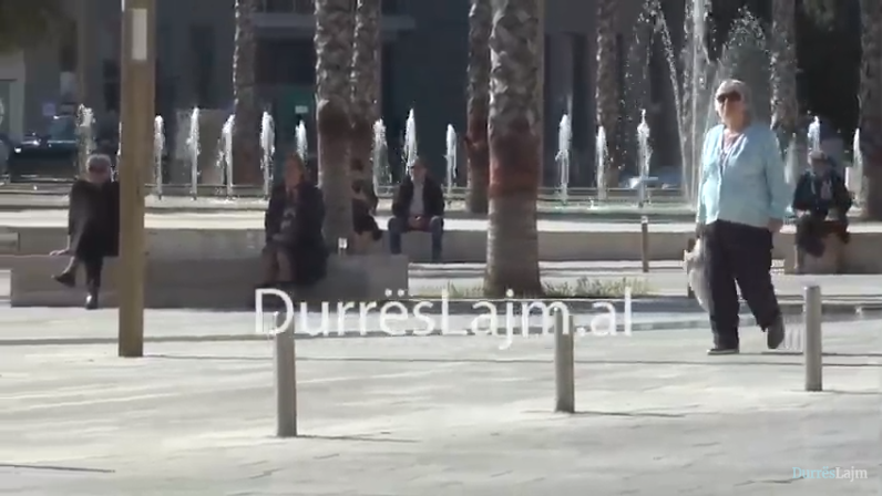 Durrës, pensionistët i gëzohen liridaljes dhe rrezeve të diellit (VIDEO)