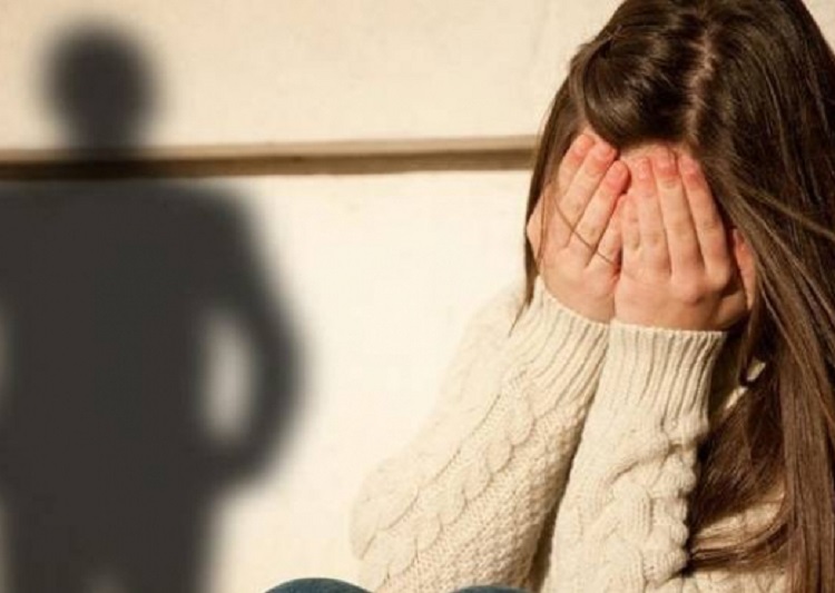 Dyshohet se përdhunuan 23-vjeçaren në një banesë, ndalohen dy të rinj