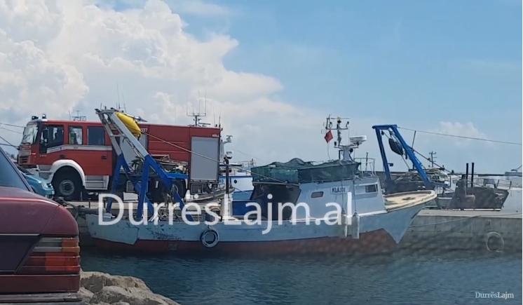 Anija në Durrës u shkrumbua nga flakët, tre peshkatarët u hodhën në det për të shpëtuar (VIDEO)