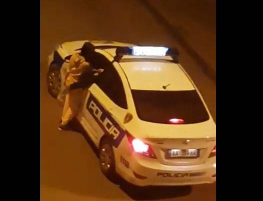 Polici bën skena të turpshme me një vajzë në mes të rrugës (VIDEO)