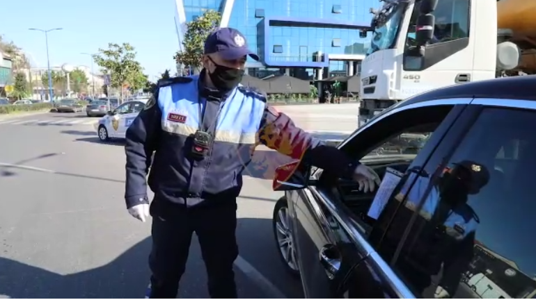 Në 2 javë 4857 gjoba për shkeljen e masave ndaj COVID-19, për 468 shoferë bllokim makine e heqje patente