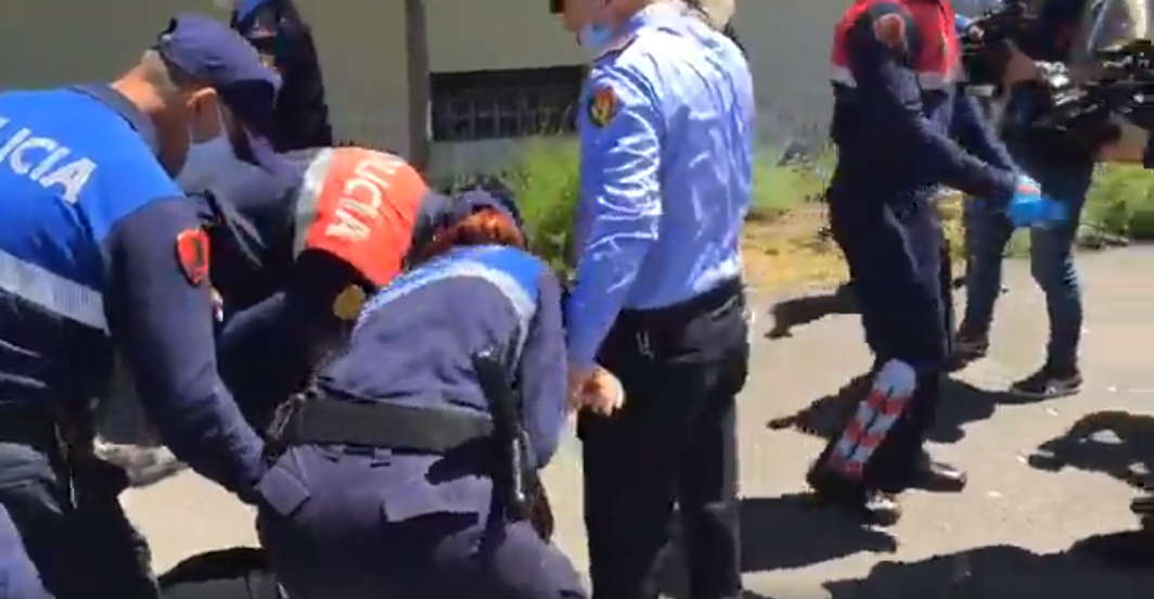 Ulërima dhe kaos, përplasje mes policisë dhe protestuesve në Tiranë (VIDEO)
