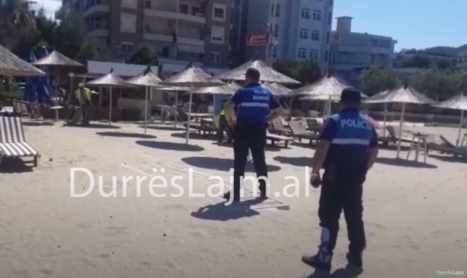 Policia Bashkiake e Durrësit heq çadrat dhe shezlongët pa leje, gjobiten 3 subjekte (VIDEO)
