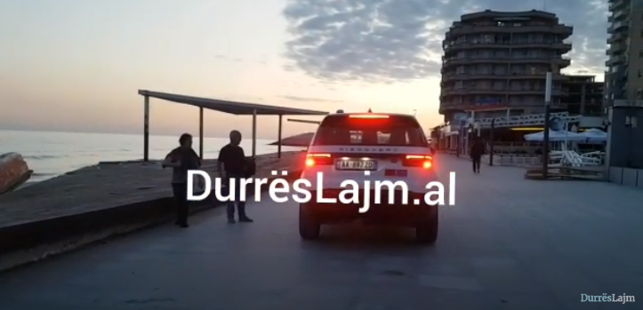 Policia e Durrësit zbret në shëtitoren e Vollgës, “përcjell” durrsakët në banesa (VIDEO)
