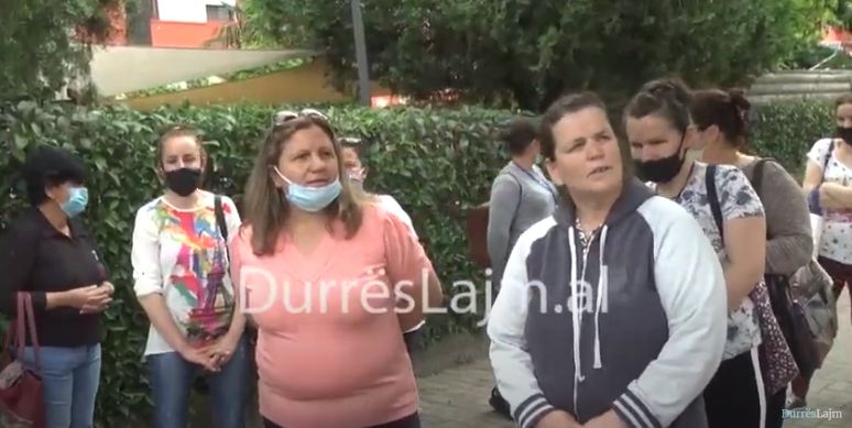 Protestojnë punëtoret e peshkut në Durrës: Jemi pa punë dhe as pagën e luftës nuk e kemi marrë (VIDEO)