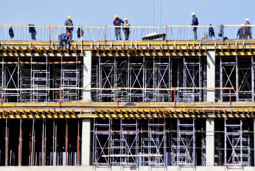 Rrëzohet nga lartësia e një pallati në ndërtim, humb jetën punëtori në Tiranë