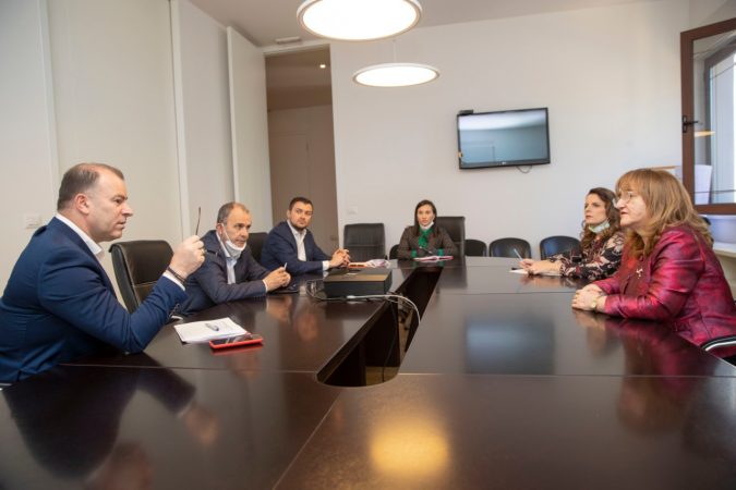 Qeveria nuk tërhiqet, kërkon përmirësim të protokollit sanitar, mbetet në fuqi urdhri i parë