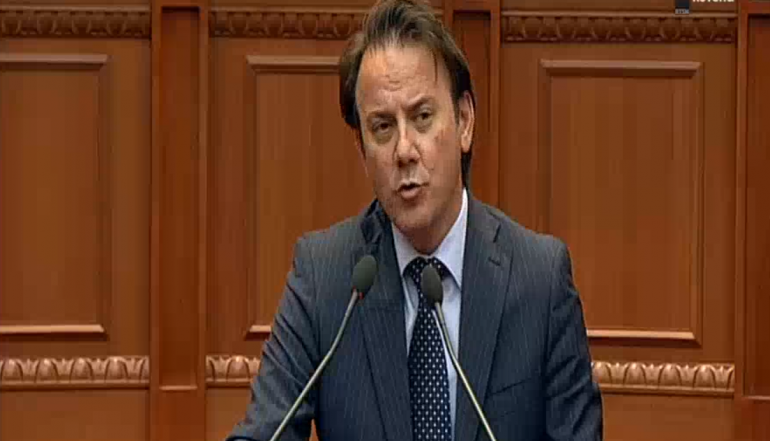 Gjoni: PD është në krevat me PS, Tit Vasili si nuse fshati me tantellë të bardhë