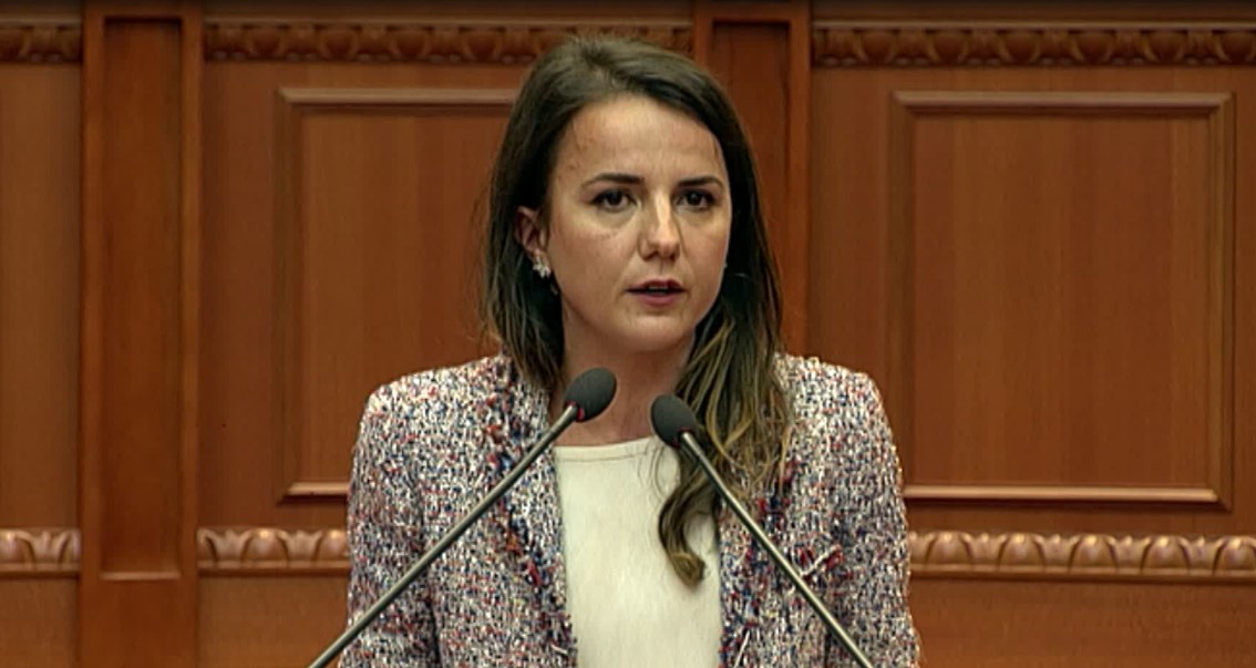 Rudina Hajdari depoziton në Kuvend projekt-ligjin në lidhje me referendumet